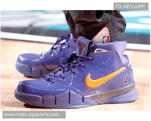 库里赛前训练穿上布克首款签名鞋Book1迎战太阳队展现默契配合 库里赛前训练穿上布克首款签名鞋Book1迎战太阳队展现默契配合