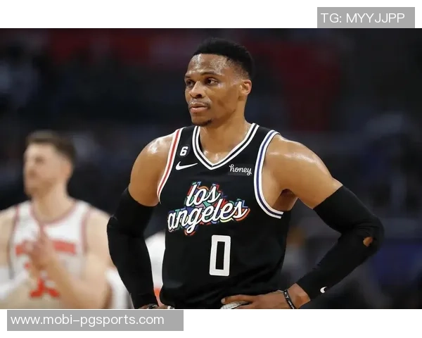 普尔半场表现平平10投仅4中三分球全失仅得10分助攻和篮板均不突出